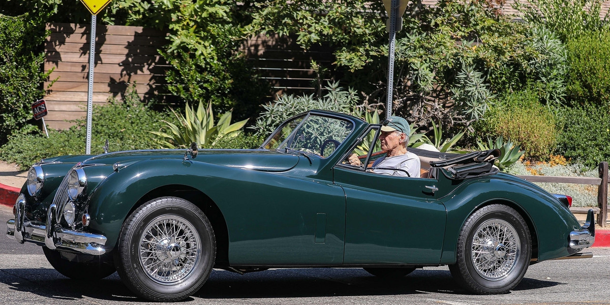 Harrison Ford dwa dni po swoich 80. urodzinach pomykał ulicami Hollywood swoim kabrioletem.
