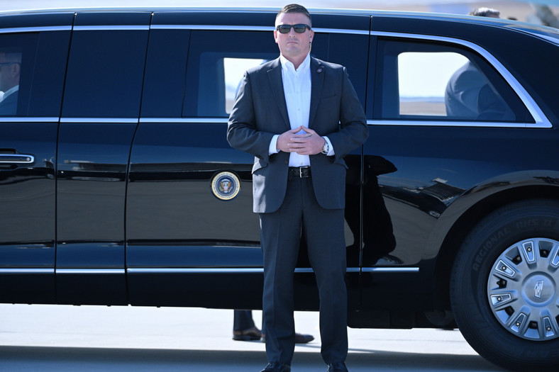 Bestia, czyli limuzyna oczekująca na prezydenta USA Joe Bidena na lotnisku w podrzeszowskiej Jasionce