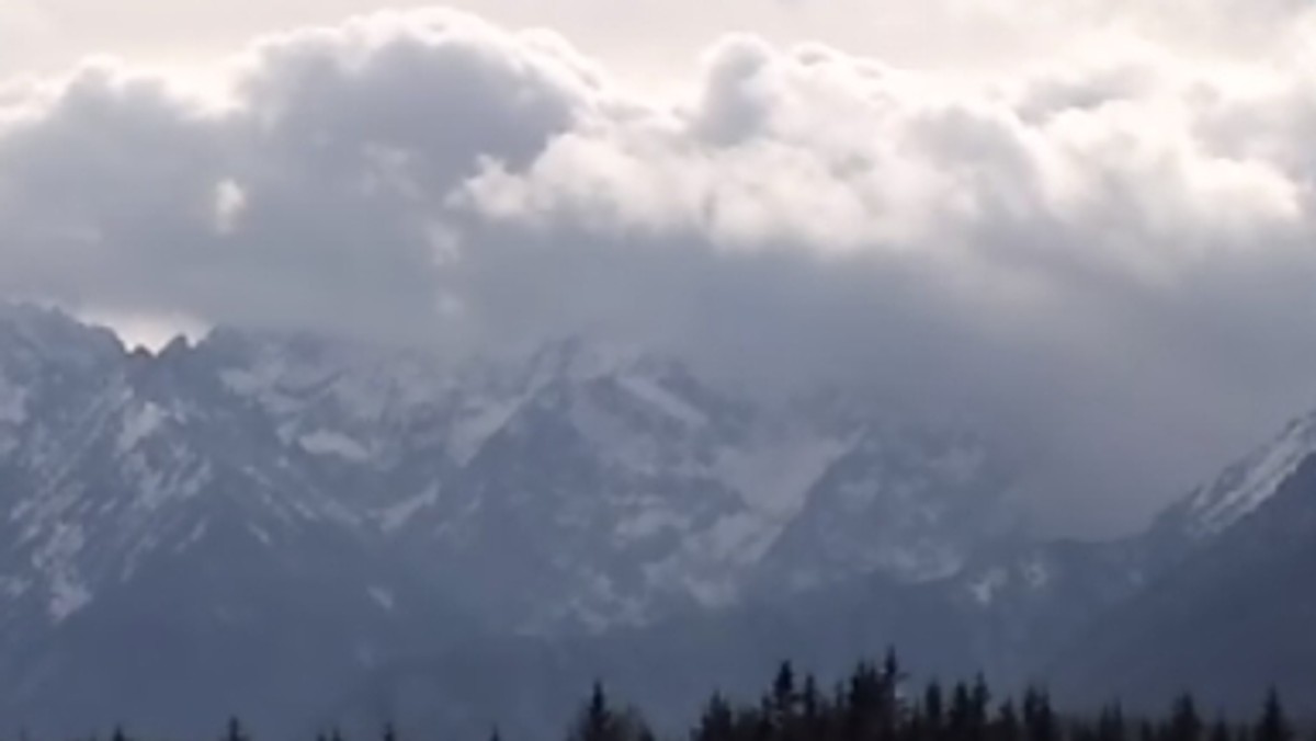 W Zakopanem i w Tatrach od tygodnia leje deszcz i pada śnieg. Śnieżna pokrywa sięga pół metra. TOPR zdecydował się na ogłoszenie pierwszego stopnia zagrożenia lawinowego - informuje serwis tygodnikpodhalanski.pl