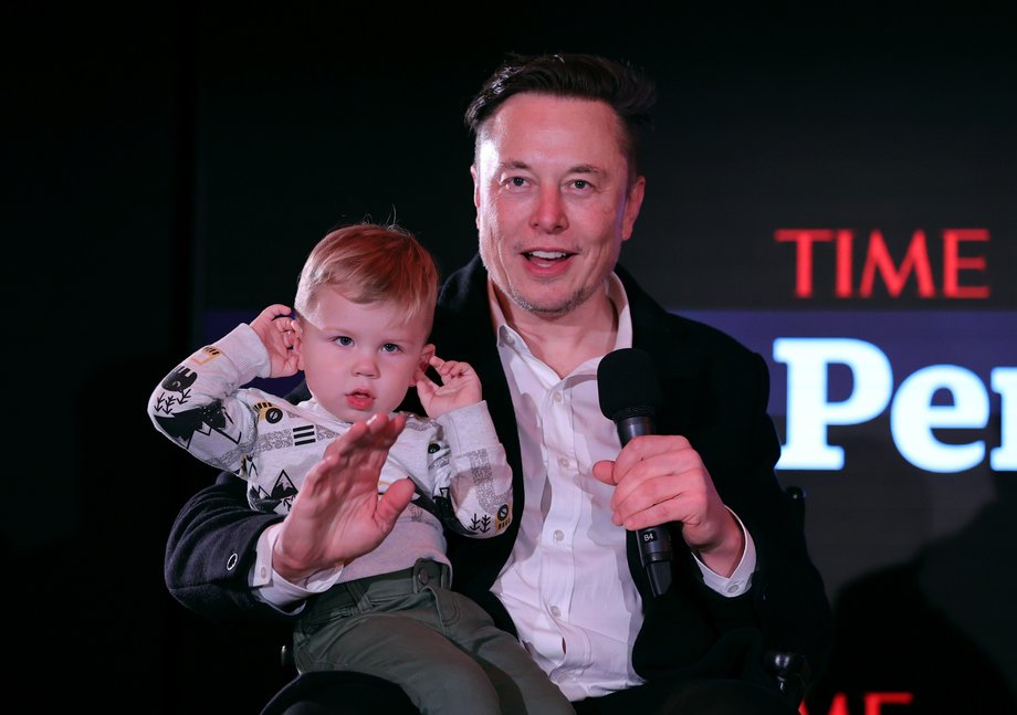 Musk z synem X Æ A-12 na scenie odbierając tytuł Człowieka Roku tygodnika Time