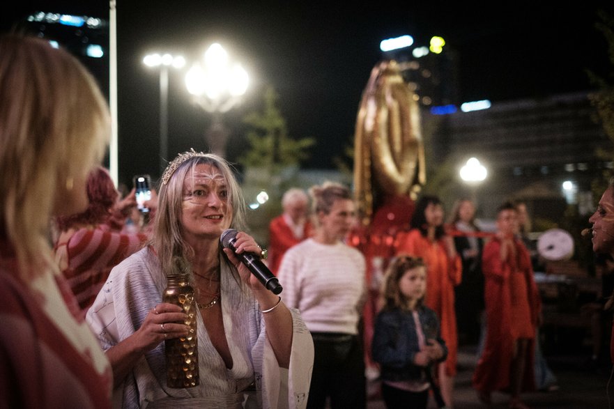 Monika Strzępka podczas inauguracji swojej dyrekcji na placu Defilad. 