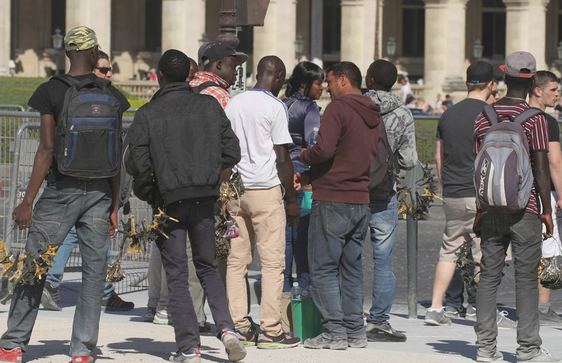 Imigranci sprzedający pamiątki w Paryżu