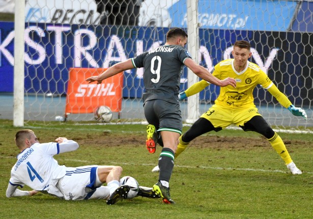 Zawodnicy PGE FKS Stali Mielec Bozhidar Chorbadzhiyski (L) i Rafał Strączek (P) oraz Łukasz Zwoliński (2L) z Lechii Gdańsk podczas meczu 19. kolejki piłkarskiej Ekstraklasy w Mielcu