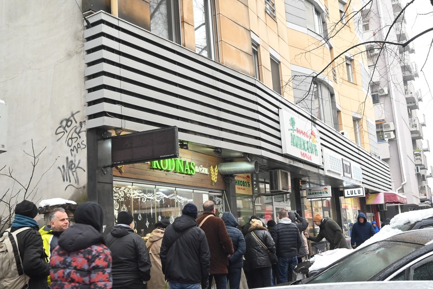 "Nismo naručili na vreme, pa sad ostaje samo da stojimo u redu i nadamo se da neće nestati"