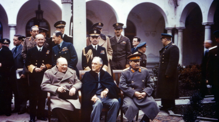 Sztálin a tárgyalások során sok engedményt nem tett, de abba belement, hogy a helyszín ellenére is Roosevelt legyen hivatalosan a találkozó házigazdája, így a protokollfotókon is ő ülhetett középen/Fotó: Getty Images
