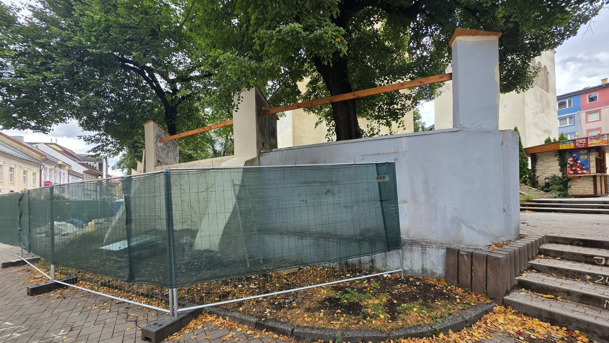 Kvôli rekonštrukcii popradského námestie zdemontovali deň pred výročím okupácie Československa Pamätník Jozefa Bonka, ktorého okupanti zastrelili 21. augusta 1968.
