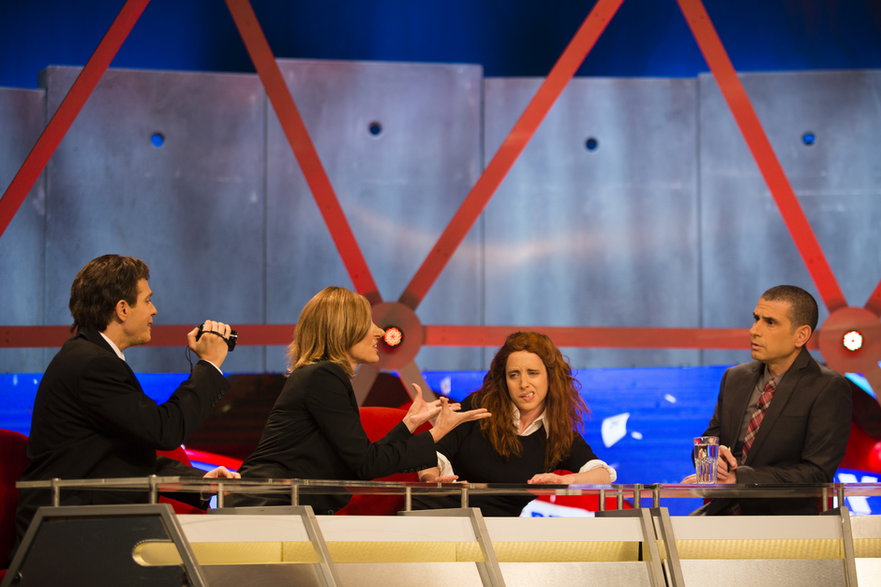 Izraelscy aktorzy wcielający się w role izraelskich polityków i Eyal Kitzis, gospodarz programu satyrycznego "Eretz nehederet", 26 stycznia 2015 r. 
