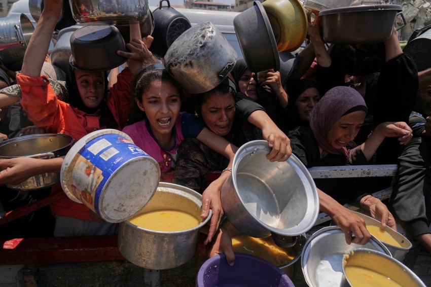 Palestinci se guraju da dobiju hranu u Gaza Sitiju