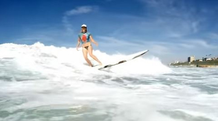 A lányok meztelenül szörföznek