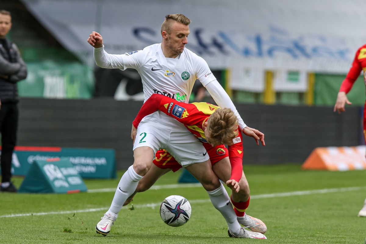 Zawodnik Warty Poznań Jan Grzesik (L) i Bartosz Bida (P) z Jagiellonii Białystok podczas meczu 27. kolejki piłkarskiej Ekstraklasy