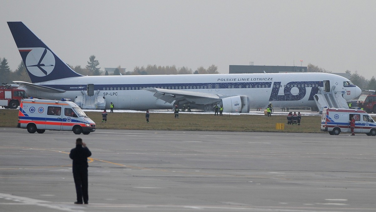 W ciągu 30 dni powstanie wstępny raport Państwowej Komisji Badania Wypadków Lotniczych dotyczący wtorkowego awaryjnego lądowania Boeinga 767 na warszawskim lotnisku im. Chopina - powiedział wiceprzewodniczący komisji Maciej Lasek.