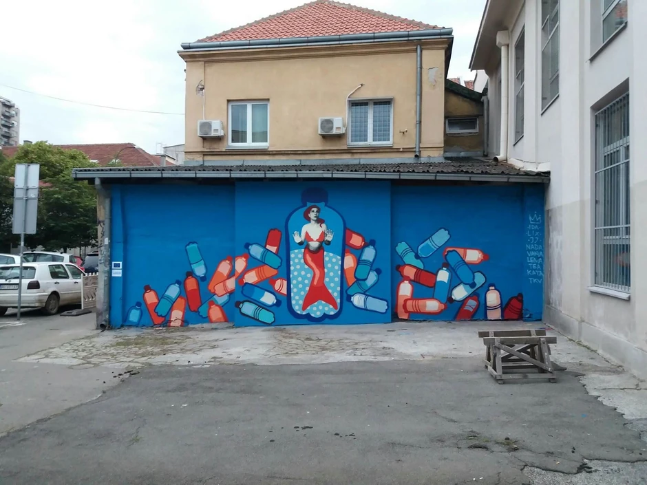 U oslikavanju murala umetnici je pomagalo osam devojčica