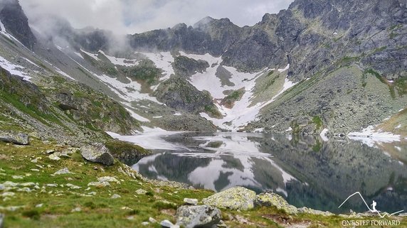 Najwyższy punkt na zdjęciu to Cubryna (2376 m n.p.m.). Na prawo od niej znajduje się Hińczowa Przełęcz (2323 m n.p.m.)