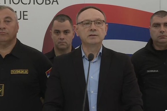 MUP IZNEO PROCENU O BROJU OKUPLJENIH NA SLAVIJI Vasiljević: "Ovo je jedno od retkih prijavljenih okupljanja, pozivamo sve da skup do kraja prođe mirno"