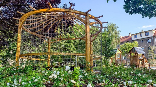 W podwórzu są trzy strefy wypoczynku z altanami, w których ustawiono ławki. Nazwy stref odpowiadają rodzajom nasadzeń: „Herbarium (zioła), „Rosarium (róże) oraz „Winiarnia (jadalne owoce).