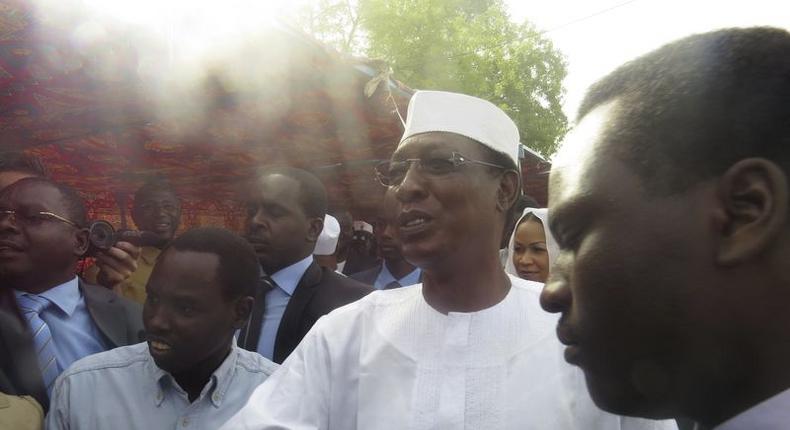 Chadian President Idriss Deby (2nd R) arrives at a polling station during the presidential election in Ndjamena, Chad, April 10, 2016. 