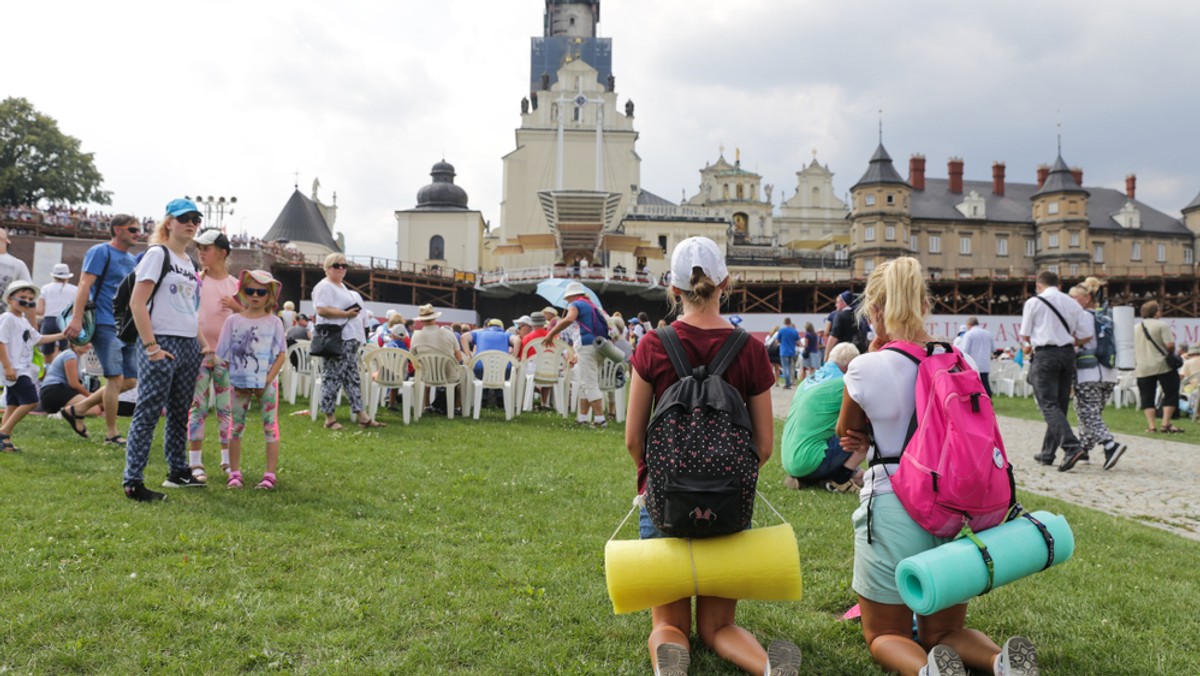 Wraca pomysł stary, jak władza SLD w Częstochowie. Radni lewicy chcą opodatkować pielgrzymów. Tym razem pomysł zakłada pobieranie złotówki od każdego pątnika, jako symboliczny wkład w opłaty za wywożenie śmieci. Wczoraj projekt uchwały w tej sprawie odrzucono głosami PiS. 