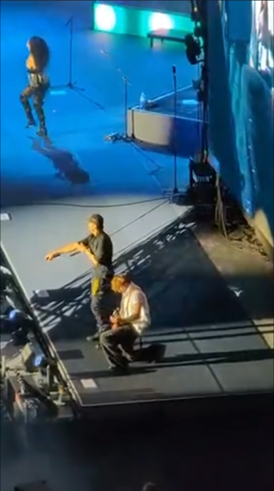 Enrique Iglesias chcel počas koncertu podpísať fanúšikovi obal platne, no nemal fixku, tak ho pobozkal. 