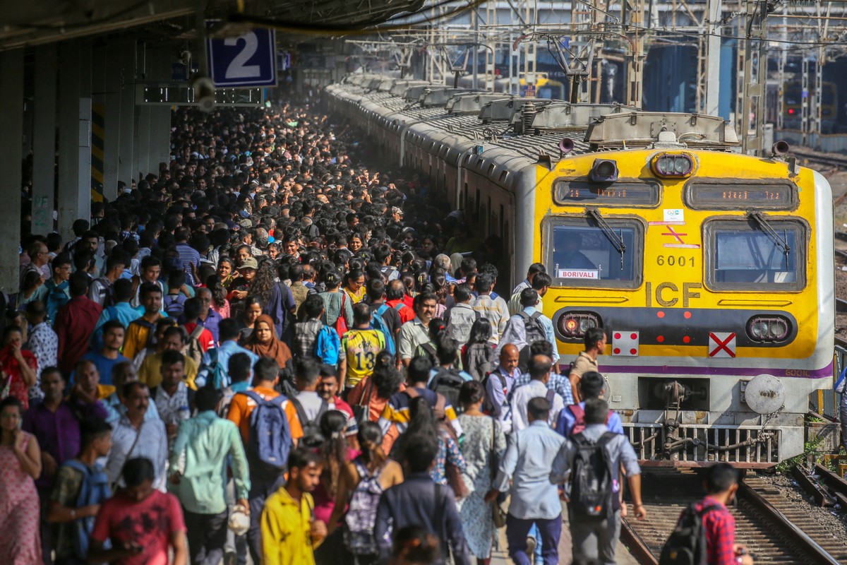 Western Railways cancels over 2300 suburban train services in Mumbai
