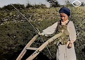 Dete obrađuje zemlju u Srbiji nakon rata