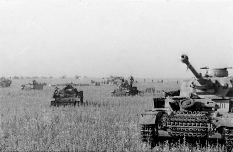 Niemieckie czołgi PzKpfw III oraz PzKpfw IV w rejonie Biełgorodu zmierzające w kierunku linii frontu na początku operacji „Cytadela” (fot. Merz, ze zbiorów Bundesarchiv, Bild 101III-Merz-014-12A, na licencji Creative Commons Uznanie autorstwa – Na tych samych warunkach 3.0 Niemcy)