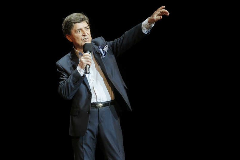 Fani nazywają go Królem. Właśnie skończył 82 lata i nie myśli, by ze sceny zejść. W ciągu swojej długiej kariery Jerzy Połomski wyśpiewał piosenki, które zna cała Polska: "Bo z dziewczynami", "Daj", "Cała sala śpiewa z nami", "Nie zapomnisz nigdy", "Wszystko dla Pań", "Czy ty wiesz moja mała", "Woziwoda", "Komu piosenkę?". Bez tych hitów trudno sobie wyobrazić dancingi i rodzinne imprezy.
