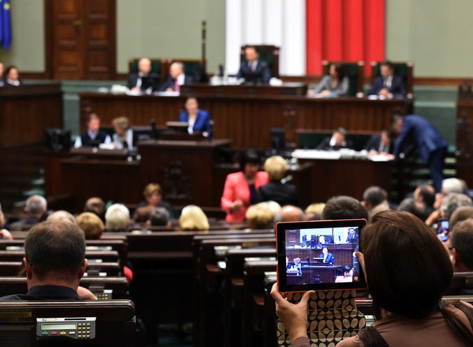 <b>PRAWO BUDOWLANE</b>
<br>
<br>
Na początku 2015 r. do parlamentu ma trafić kodeks budowlany. Do tego premier zobowiązała minister infrastruktury i rozwoju. Kodeks ma m.in. uprościć procedury związane z budową domów jednorodzinnych.