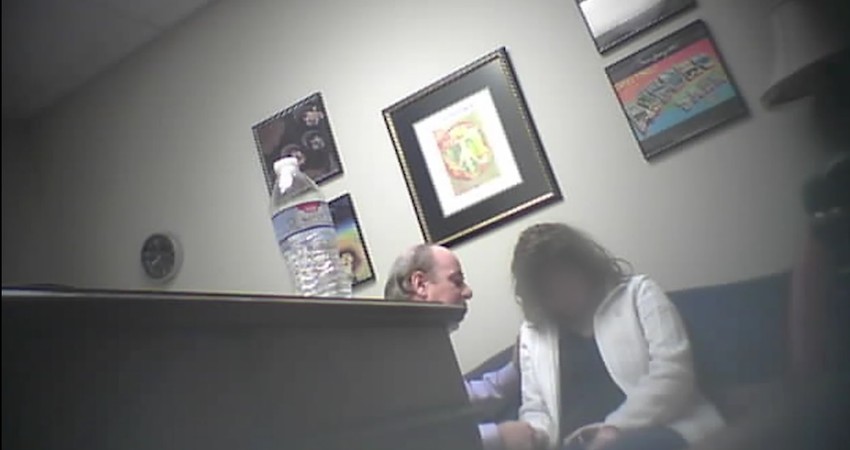 Flina je snimila skrivena kamera koju je policija postavila u njegovoj kancelariji