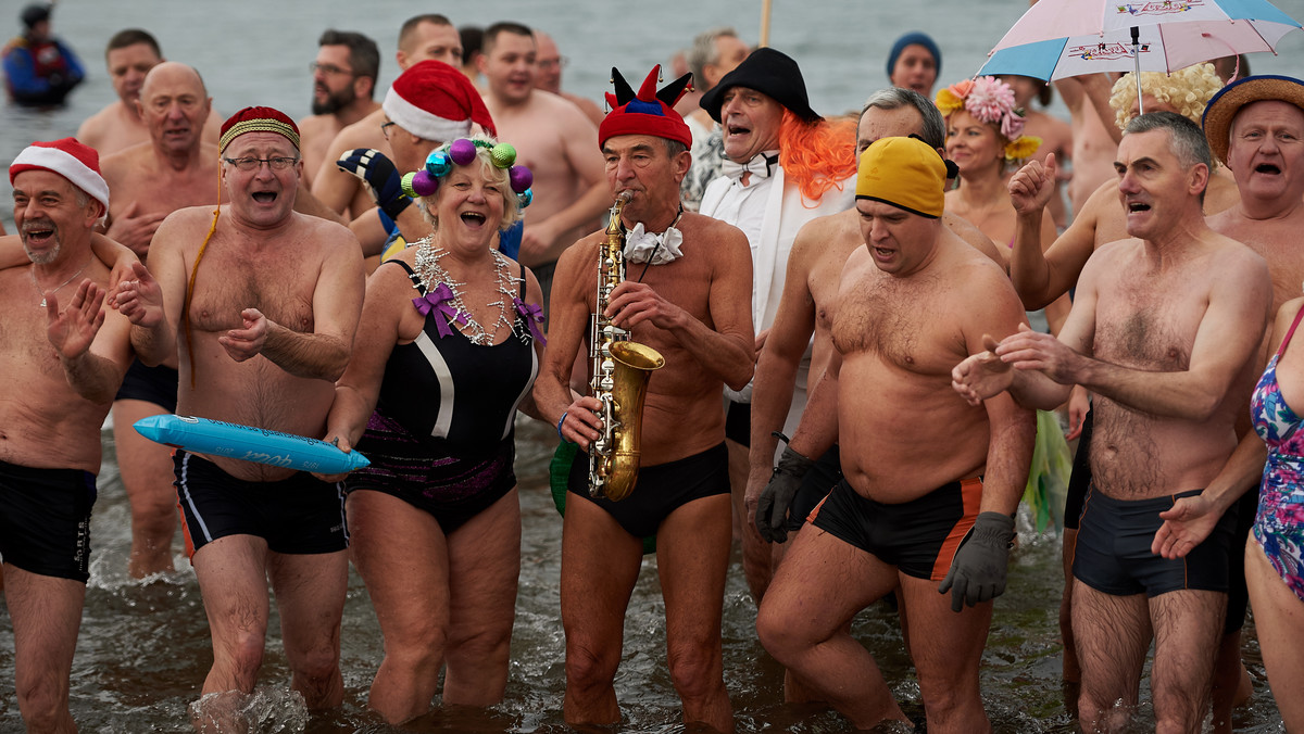 Ponad 150 "morsów" przywitało w Gdańsku-Jelitkowie nadejście nowego roku kąpielą w morzu. Była to jubileuszowa, 40. kąpiel noworoczna "morsów". Ich wyczyn obserwowało ponad dwa tysiące osób.