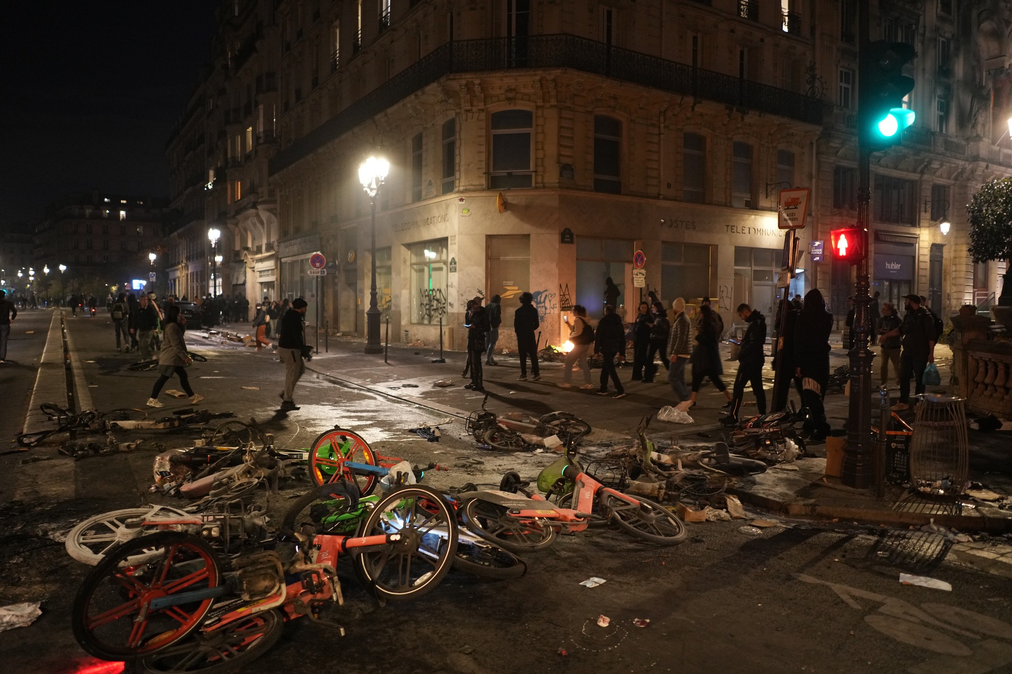 Protesty vo Francúzsku sprevádzali násilnosti a požiare. 