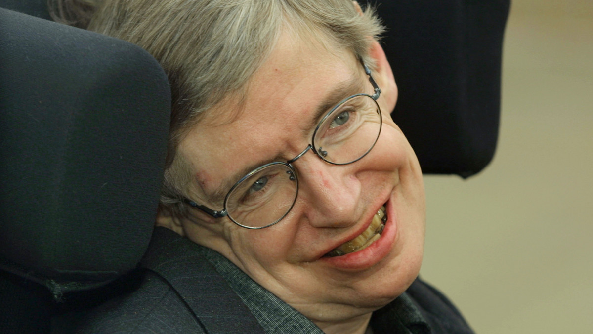 Stephen Hawking przedstawił formułę matematyczną, która zapewni sukces reprezentacji Wielkiej Brytanii w Pucharze Świata. Słynny kosmolog jako jej niezbędne składniki wymienia m.in. czerwone koszulki, stadiony na niedużych wysokościach i ustawienie 4-3-3 - podaje "Guardian".