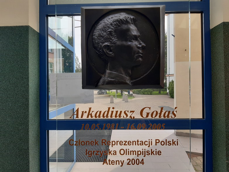 Tablica pamiątkowa w hali noszącej imię Arkadiusza Gołasia.