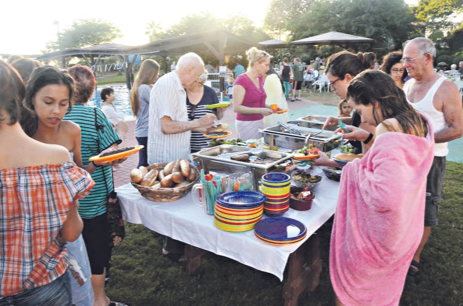 Kada je lepo vreme, leti, svakog utorka se organizuju zajedničke večere za sve članove i goste kibuca