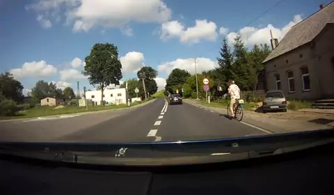 Czy można nieznacznie przekroczyć ciągłą linię podczas wyprzedzania rowerzysty?