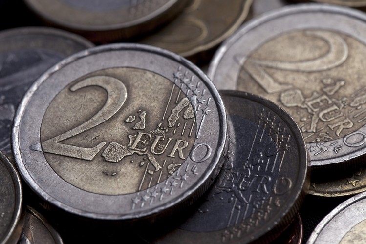 Obowiązująca narracja: Teoretycznie aby funkcjonować, unia monetarna musi wspierać swoich słabszych członków, głównie poprzez odpowiednią politykę
    fiskalną.


    <b>Niewygodny fakt:</b>


    Dobrze funkcjonujące unie monetarne (takie, jak na przykład USA), w niewielkim stopniu współdzielą ryzyko fiskalne. Większość lokalnych wstrząsów absorbują
    prywatne rynki finansowe.


    <b>Dlaczego tak się dzieje?</b>


    Dzielenie się ryzykiem „niesymetrycznych wstrząsów” – tak, by regiony w dobrej kondycji transferowały środki do tych w gorszej, jest dość oczywiste.


    Według badań Międzynarodowego Funduszu Walutowego faktycznie państwa federacyjne, takie jak USA i Niemcy, bardziej dzielą się ryzykiem. Około 80 proc.
    lokalnych zawirowań ekonomicznych jest wygładzanych, w kontraście do 40 proc. zawirowań między państwami w strefie euro.


    <b>Lekcja:</b>


    Łagodzenie spadków o 10-15 proc. jak to ma miejsce w Niemczech lub w USA jest znacznie lepszym rozwiązaniem, niż łagodzenie ich o 1 proc. tak, jak ma to
    miejsce w Unii Europejskiej. Jednak kluczem do takiego zabezpieczenia jest jedność prywatnego kapitału, a nie fiskalna.