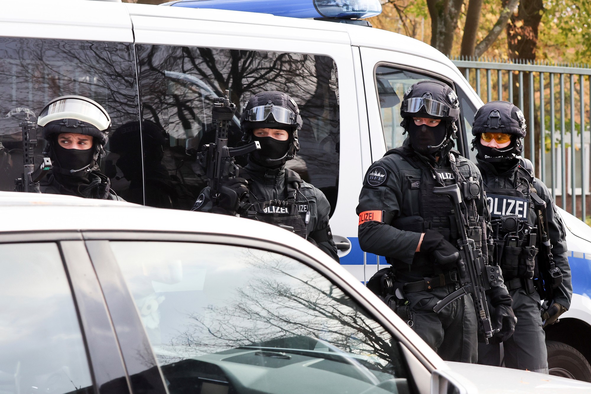 Policajti pred budovu školy v Hamburgu.