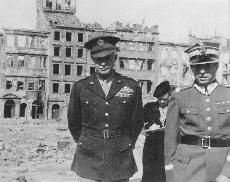 Dwight Eisenhower jeszcze jako amerykański generał, wizytujący rynek Starego Miasta w 1945 roku, (domena publiczna)