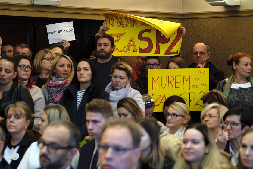 Jaworzno. Uczniowie i mieszkańcy protestują przeciwko likwidacji szkół