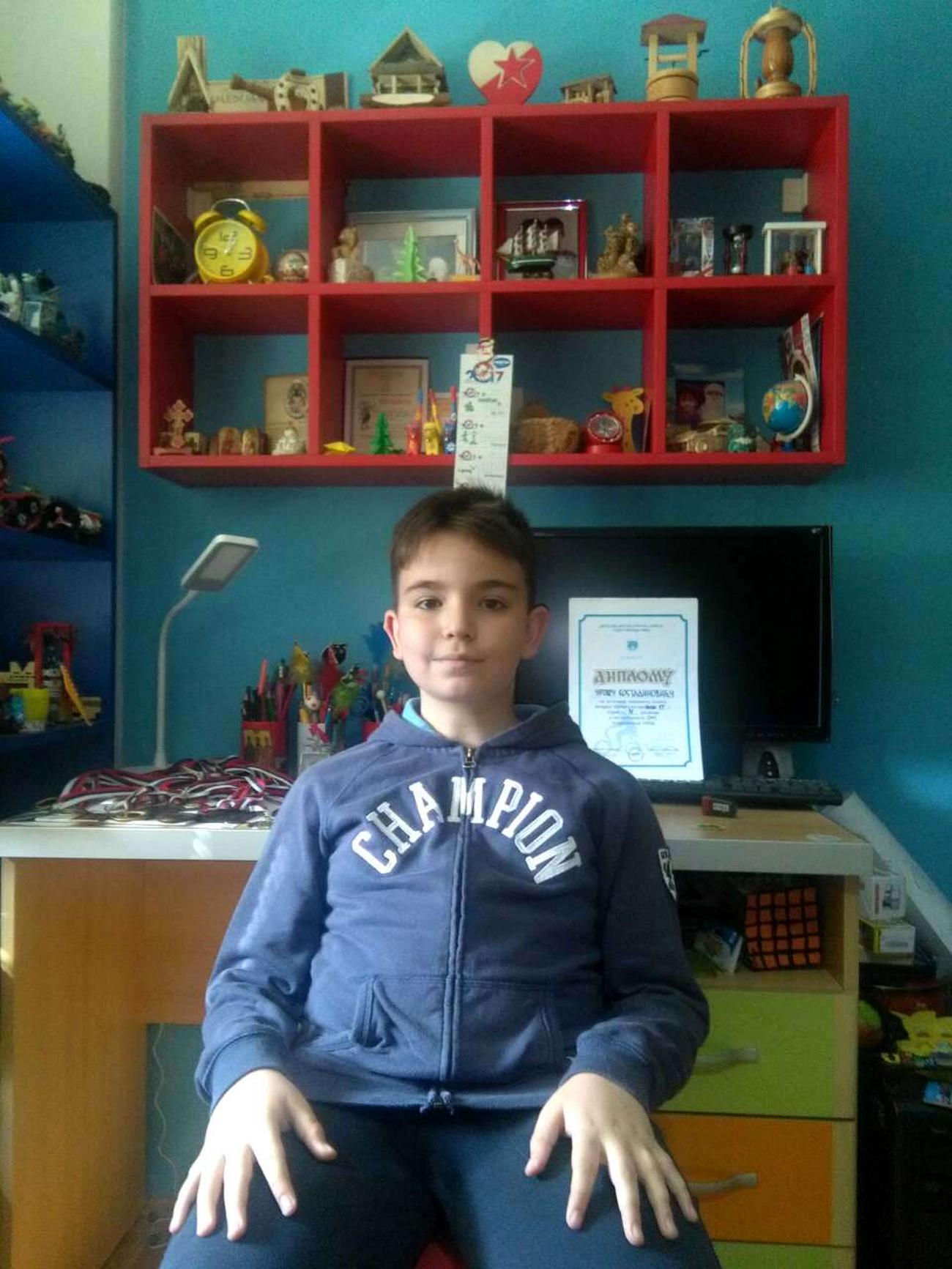 Uroš ima 11 godina, Rubikovu kocku sklapa za 15 sekundi, ali to nije sve po  čemu je JEDINSTVEN (VIDEO)