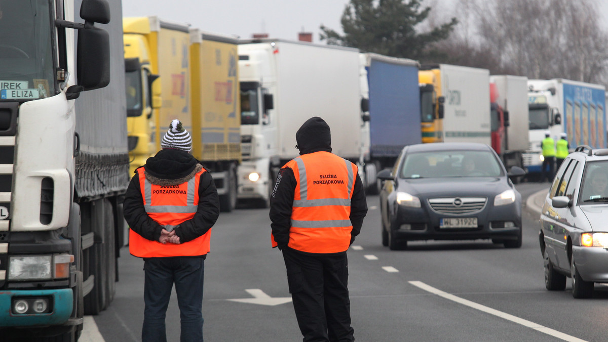 Od 1 marca samochody powyżej 30 ton nie będą mogły jeździć dwoma wiaduktami w Olsztynie, co oznacza zakaz ich wjazdu do miasta - zapowiedział prezydent Piotr Grzymowicz.