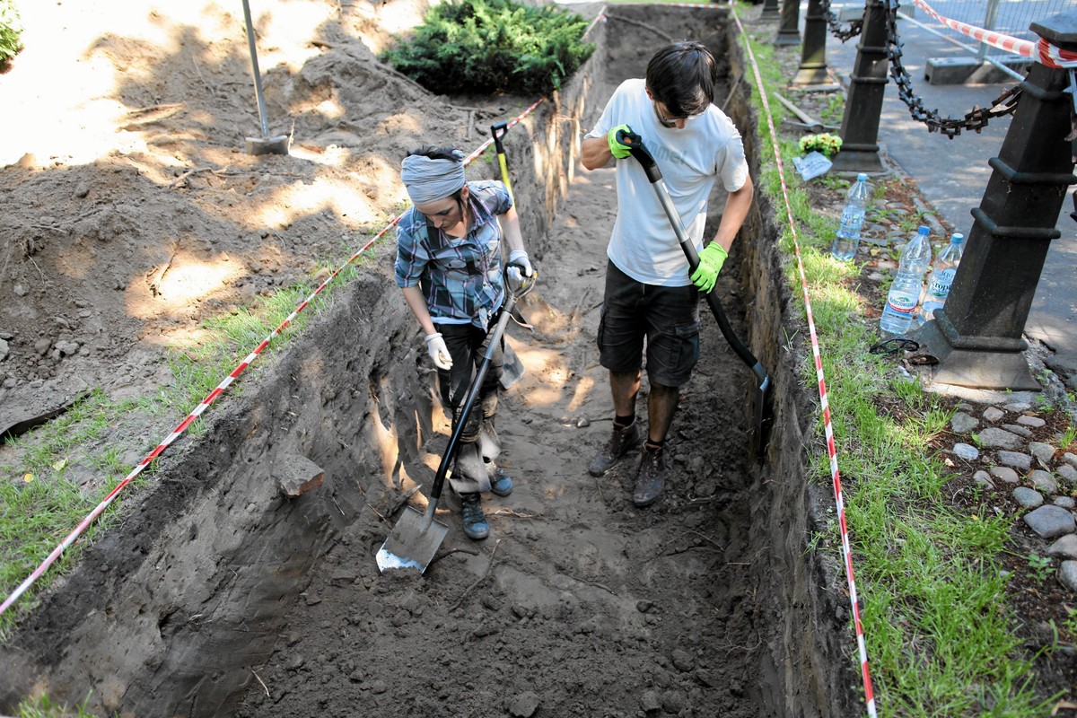 Prace na Powązkach - ekshumacja na Łączce