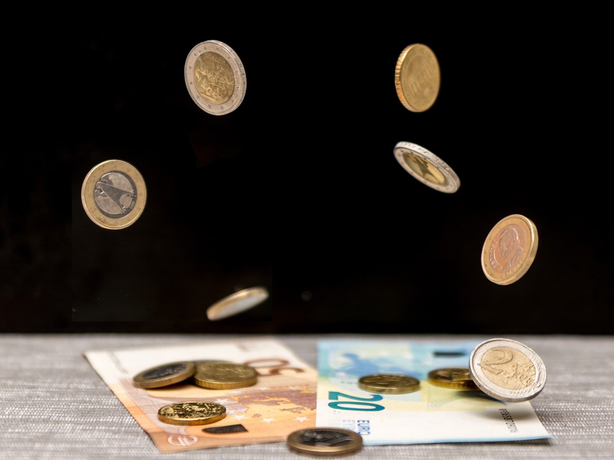 Účet za lacné energie pre domácnosti chce štát vykryť z transakčnej dane. Zamestnávatelia sa však búria a ak daň padne, plošné dotácie zostanú finančne úplne nekryté.