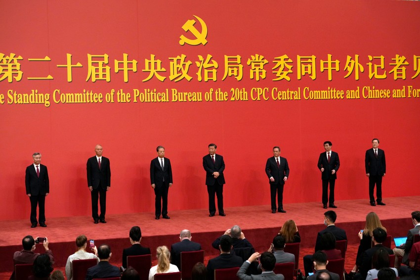 Novi članovi Stalnog komiteta Politbiroa (L-D) Li Si, Čai Ći, Džao Leđi, predsednik Si Đinping, Li Ćijang, Vang Huning i Ding Suesijang