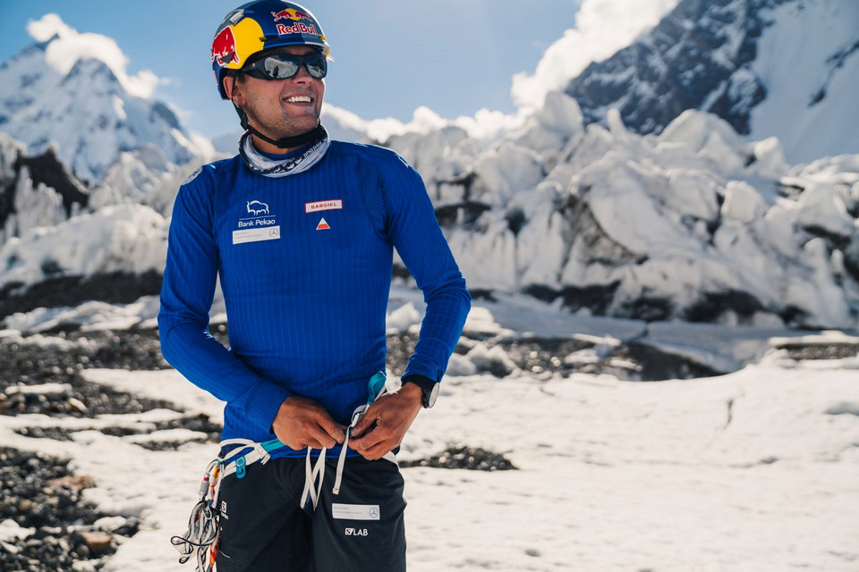 Historia stała się faktem. Andrzej Bargiel zjechał na nartach ze szczytu K2 jako pierwszy w historii!