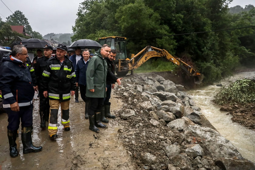 Andrzej Duda odwiedził tereny dotknięte skutkami ulewy