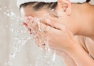 Pranje lica mlakom vodom je najbolje za rutinsku negu kože