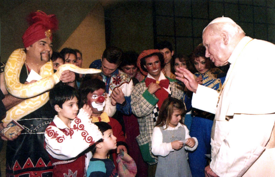 Jan Paweł II podczas spotkania z artystami z cyrku z USA, 1998 r.