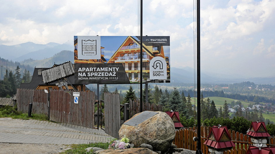 Bilbord reklamujący apartamenty z widokiem na Giewont