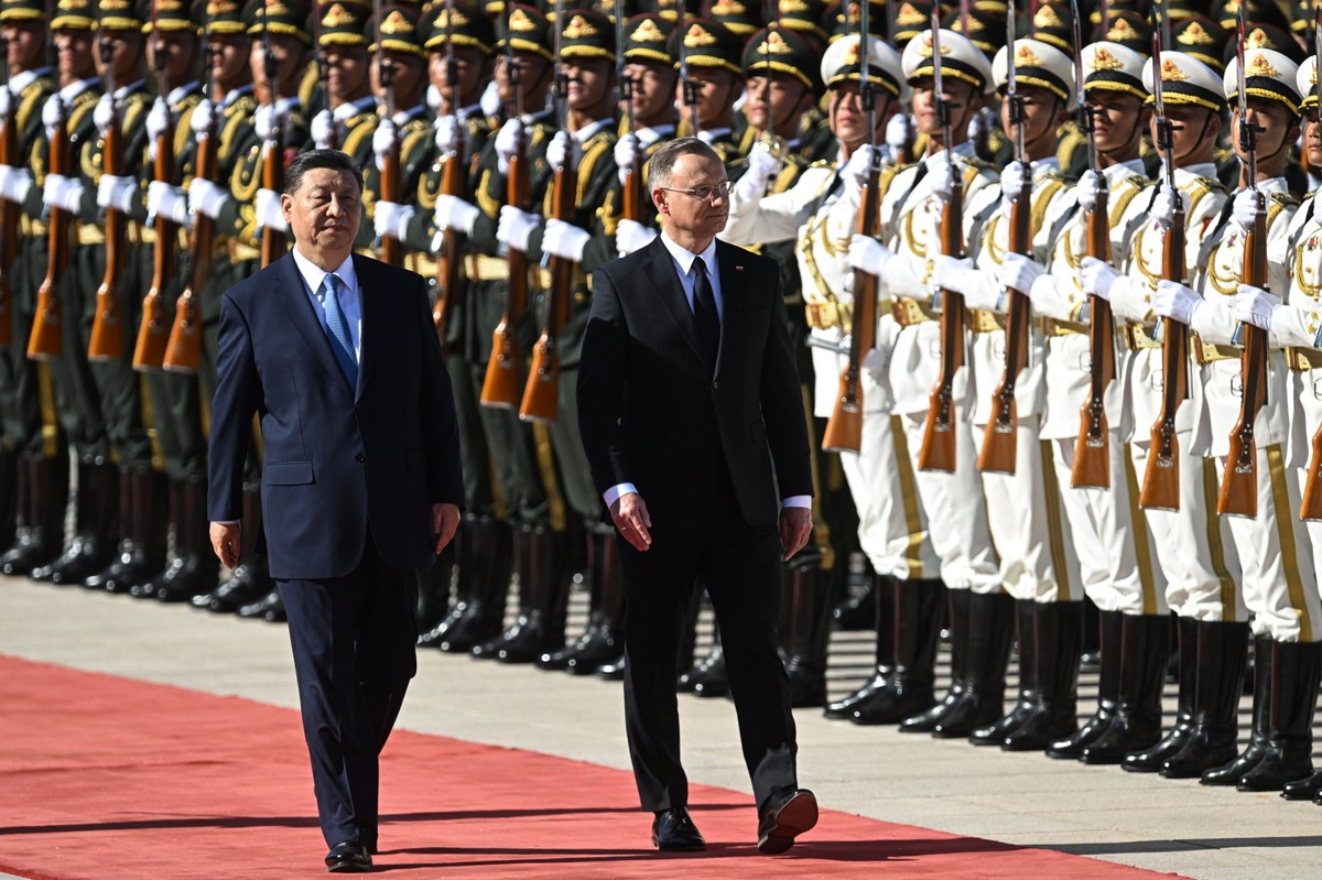 Prezydent RP Andrzej Duda i przewodniczący Chińskiej Republiki Ludowej Xi Jinping podczas powitania na Placu Wschodnim w Pekinie