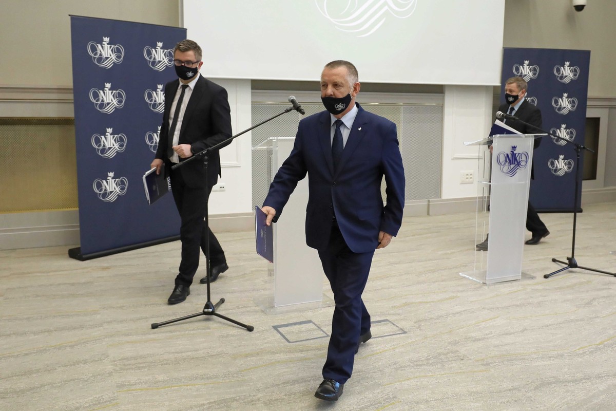 Prezes NIK Marian Banaś (C), dyrektor Departamentu Administracji Publicznej NIK Bogdan Skwarka (P) i pełniący obowiązki dyrektora Departamentu Porządku i Bezpieczeństwa Wewnętrznego w NIK Michał Jędrzejczyk (L)